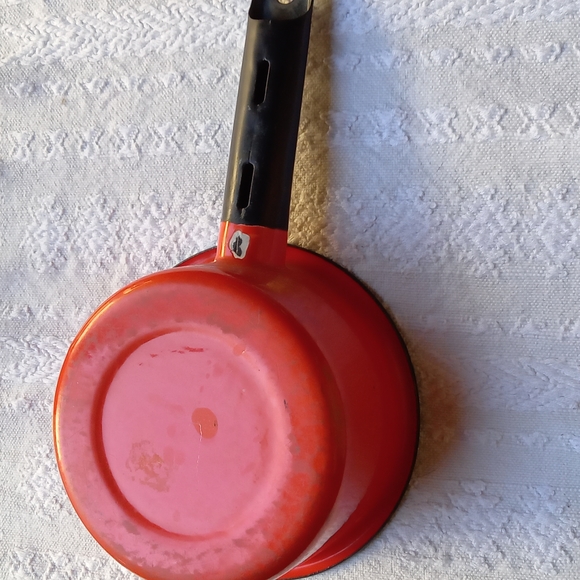 Vintage Orange Enamel sauce pan - Picture 4 of 5